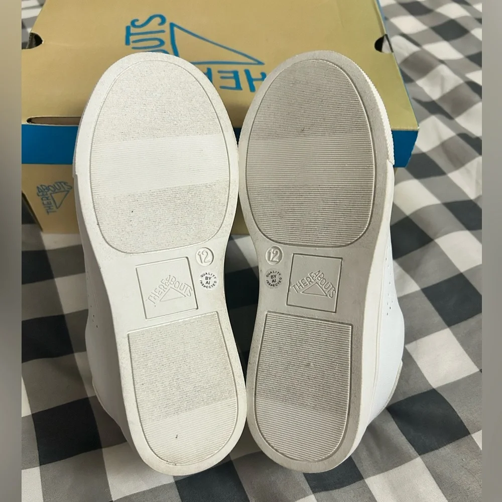 Girls White Lace-Up Sneakers with Star Perforation new with box